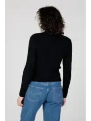 Frau trägt Guess Pullover Jeans