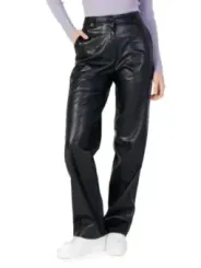 Schwarze Lederhose, lila Oberteil