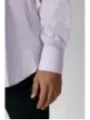 Mann trägt weißes Liu Jo Hemd