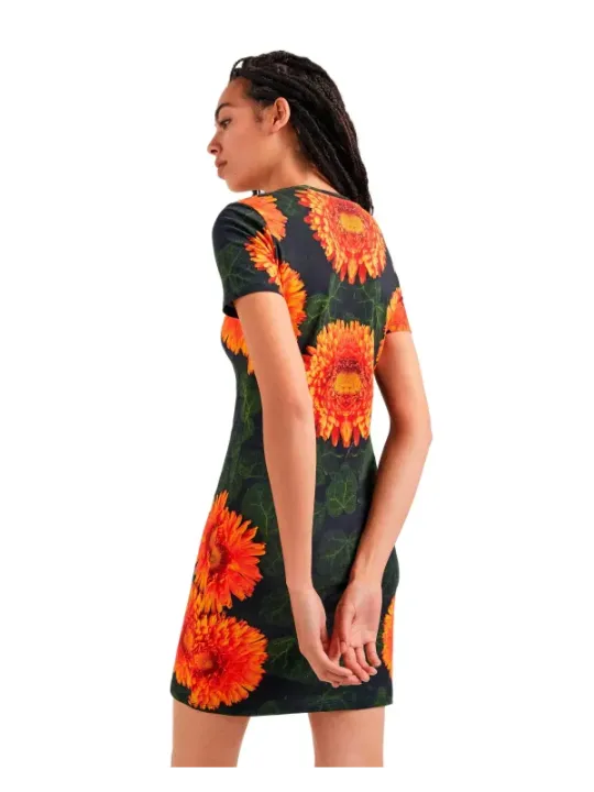 Blumiges Kleid, Frau mit Zöpfen