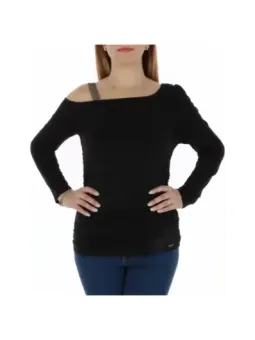 Schwarzes Off-Shoulder-Top mit Jeans