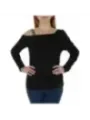 Schwarzes Off-Shoulder-Top mit Jeans