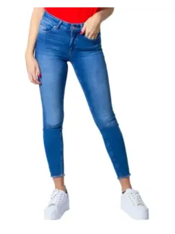 Blaue Skinny Jeans mit Turnschuhen