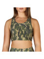 Grüne Camo-Sport-BH, Frau trägt