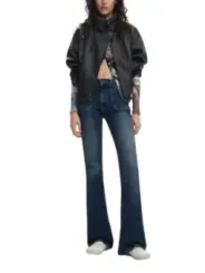 Modell präsentiert Desigual Jeansblazer