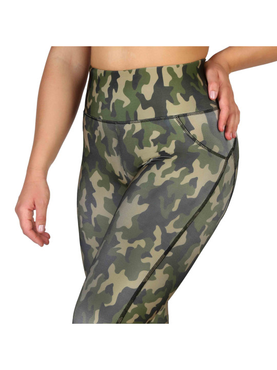 Grüne Camo-Leggings, sportlicher Look