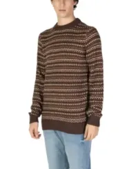 Gestrickter Pullover mit Jeans