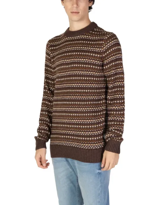 Gestrickter Pullover mit Jeans