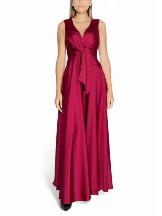 Rotes, langes Samtkleid mit V-Ausschnitt