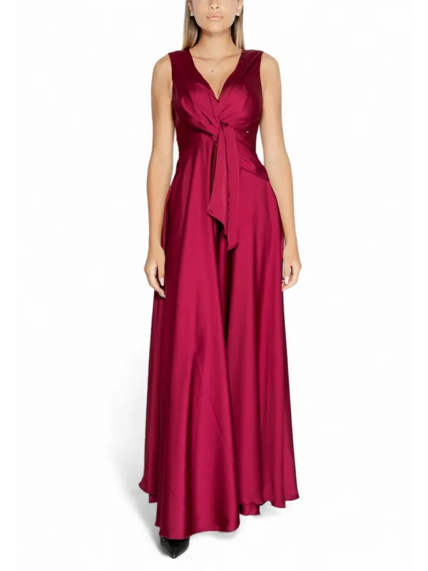 Rotes, langes Samtkleid mit V-Ausschnitt Rotes, langes Samtkleid mit V-Ausschnitt