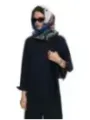 Frau mit Desigual Halstuch