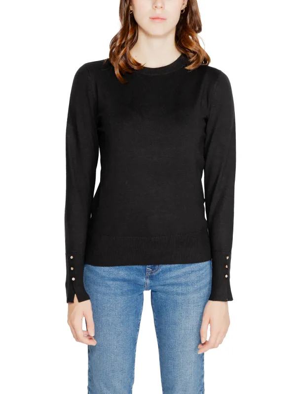 Schwarzes Oberteil mit Jeans Schwarzes Oberteil mit Jeans