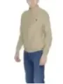 Mann trägt U.S. Polo Assn. Jacke