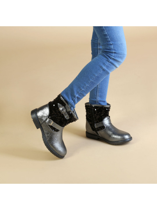 Silberne Lederstiefeletten mit Fellbesatz