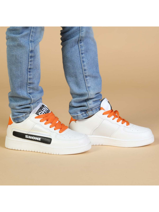 Weiße Sneaker mit orangefarbenen Schnürsenkeln