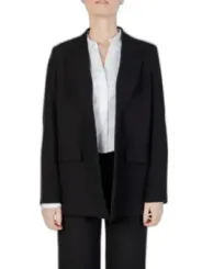 Professionelle Frau im schwarzen Blazer