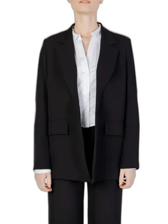 Professionelle Frau im schwarzen Blazer