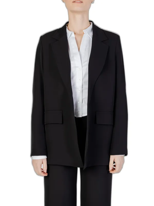 Professionelle Frau im schwarzen Blazer Professionelle Frau im schwarzen Blazer