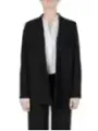 Professionelle Frau im schwarzen Blazer