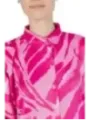 Nahaufnahme einer pinkfarbenen gemusterten Bluse