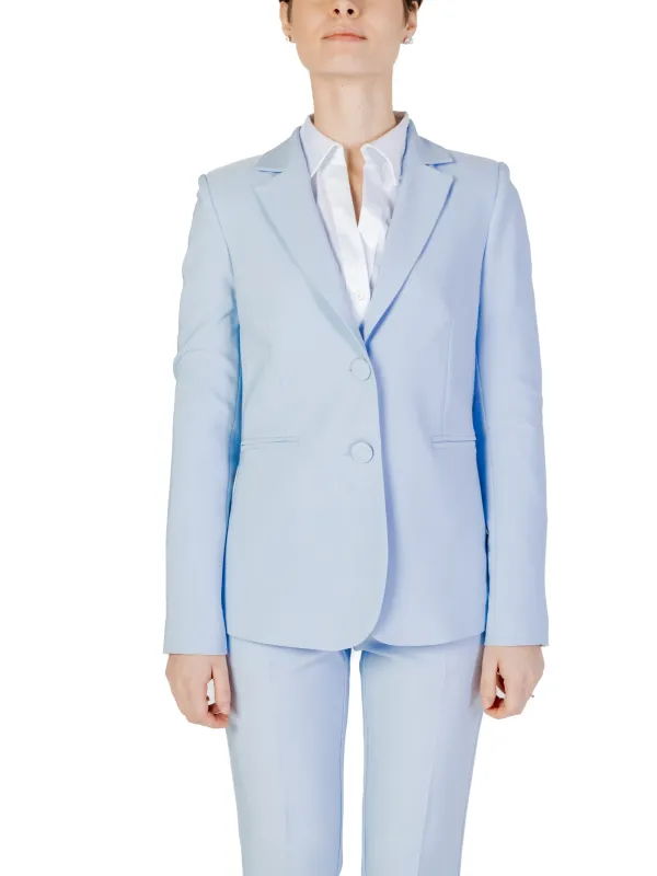 Blauer Damenanzug mit weißem Hemd Blauer Damenanzug mit weißem Hemd