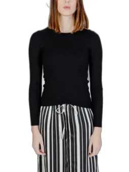 Gestrickter Pullover mit Streifenrock