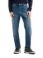 Mann trägt blaue Armani Jeans