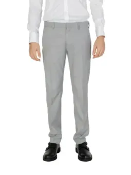 Helle Hose, weißes Hemd