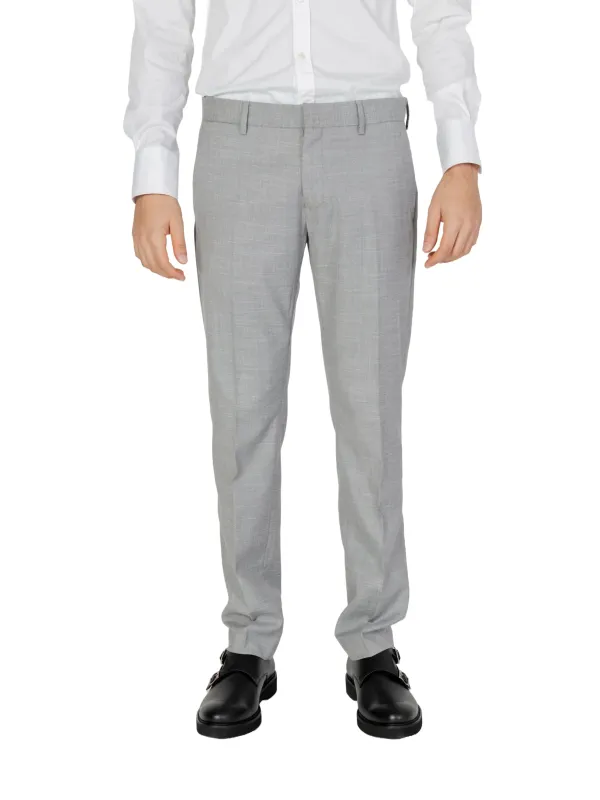 Helle Hose, weißes Hemd Helle Hose, weißes Hemd