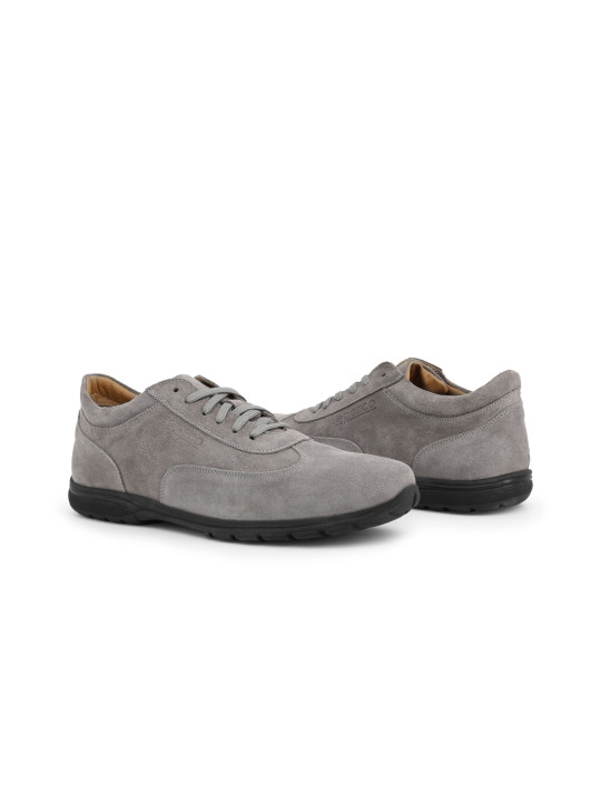 Graue Wildledersneakers mit schwarzer Sohle