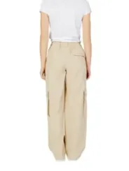 Beige Cargo Hose auf Modell