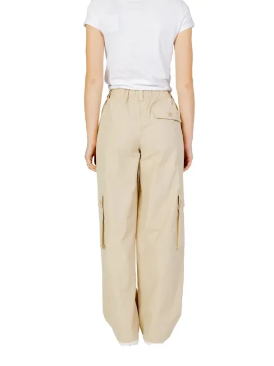 Beige Cargo Hose auf Modell