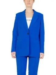 Blaue Blazer und Hose tragen