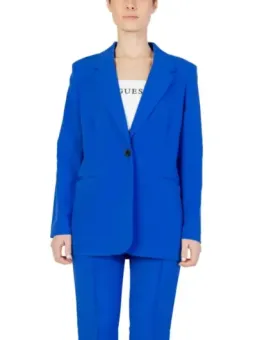 Blaue Blazer und Hose tragen