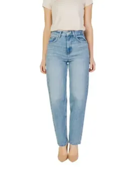 Abgenutzte Jeans mit hohem Bund