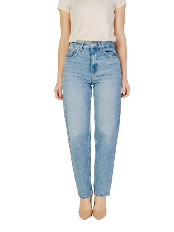 Abgenutzte Jeans mit hohem Bund Abgenutzte Jeans mit hohem Bund