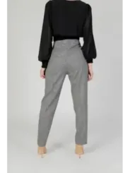 Wollhose mit Karomuster und Bund.
