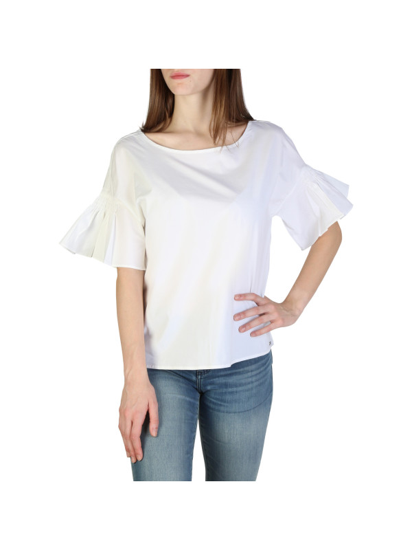 Weiße Bluse mit blauen Jeans Weiße Bluse mit blauen Jeans