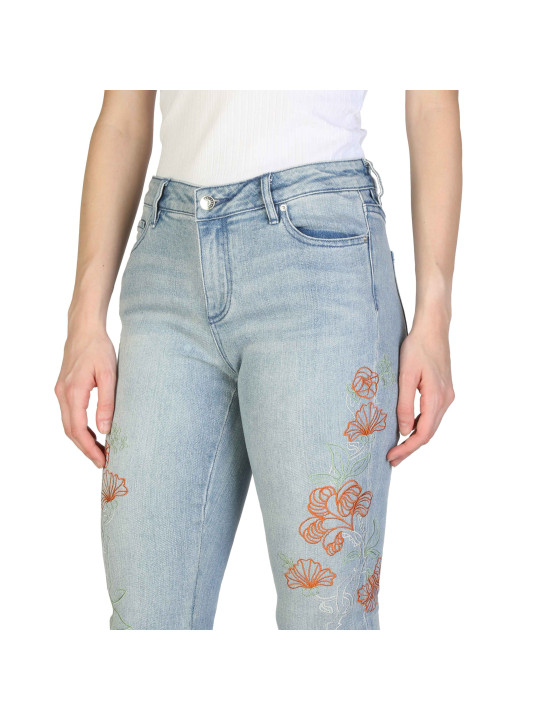 Blau Jeans mit floraler Stickerei
