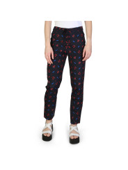 Blaue Hosen mit rotem Akzent
