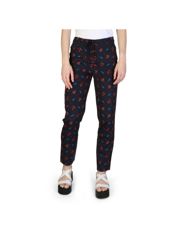 Blaue Hosen mit rotem Akzent Blaue Hosen mit rotem Akzent