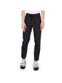 Blaue Hosen mit rotem Akzent