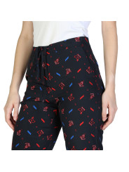 Blaue Hosen mit rotem Akzent