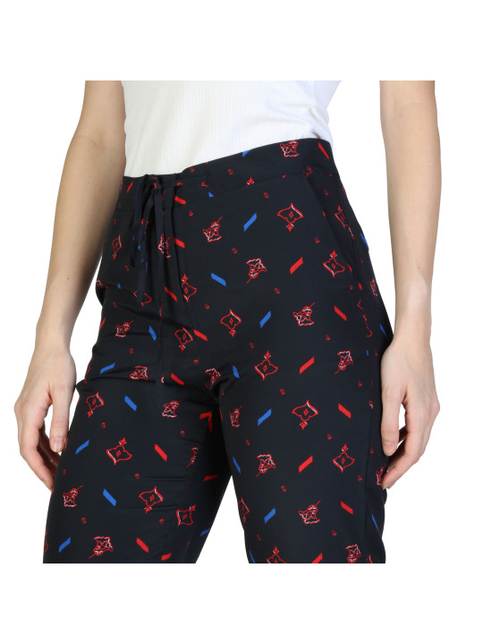 Blaue Hosen mit rotem Akzent