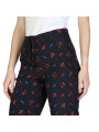 Blaue Hosen mit rotem Akzent