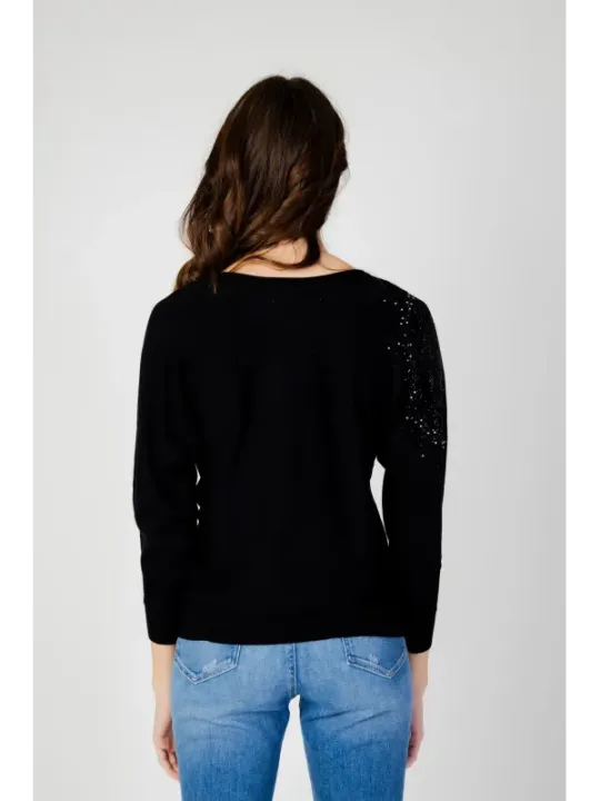 Schwarzer Pullover mit Ausschnitt