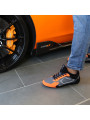 Graue Rennschuhe mit orangefarbenen Akzenten