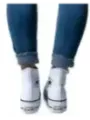 Weiße Converse Sneakers mit Jeans