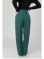Grüne Hose, schwarzes Oberteil, Frau