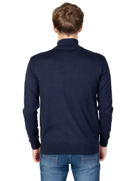 Mann trägt blauen Rollkragenpullover und Jeans